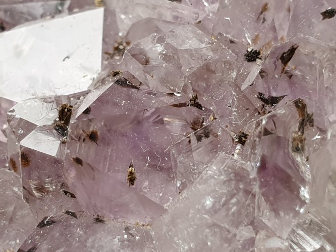 Belle Améthyste à inclusions du Brésil rare dans sa forme naturelle