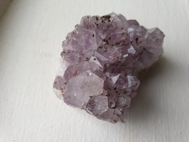 Belle Améthyste à inclusions du Brésil rare dans sa forme naturelle