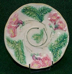 BEAUTIFUL OLD BARBOTINE PLATE WITH PINK FLOWERS & LEAVES DECORATIVE COLLECTION D