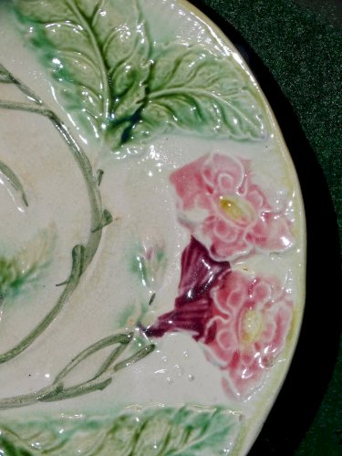 -BELLE ANCIENNE ASSIETTE BARBOTINE FLEURS ROSES & FEUILLES  COLLECTION déco    D