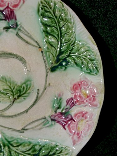 -BELLE ANCIENNE ASSIETTE BARBOTINE FLEURS ROSES & FEUILLES  COLLECTION déco    D