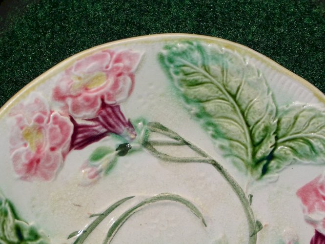 -BELLE ANCIENNE ASSIETTE BARBOTINE FLEURS ROSES & FEUILLES  COLLECTION déco    D