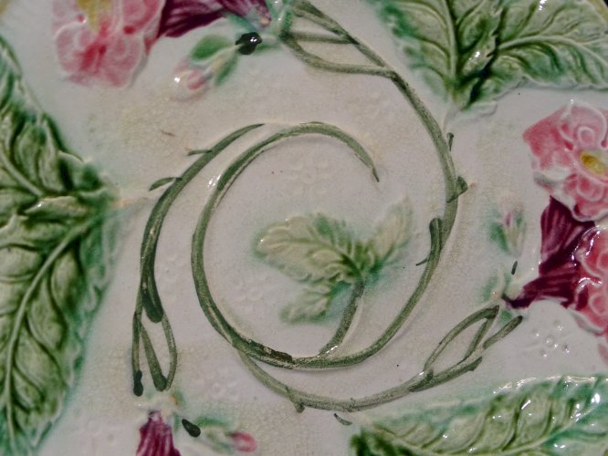 -BELLE ANCIENNE ASSIETTE BARBOTINE FLEURS ROSES & FEUILLES  COLLECTION déco    D