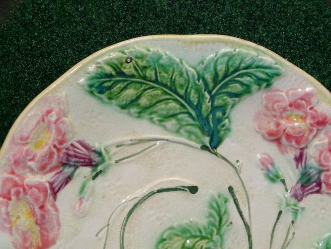 -BELLE ANCIENNE ASSIETTE BARBOTINE FLEURS ROSES & FEUILLES  COLLECTION déco    D