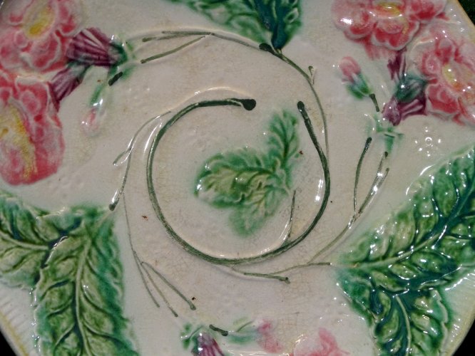 -BELLE ANCIENNE ASSIETTE BARBOTINE FLEURS ROSES & FEUILLES  COLLECTION déco    D