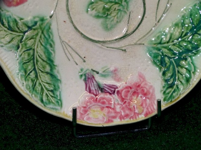 -BELLE ANCIENNE ASSIETTE BARBOTINE FLEURS ROSES & FEUILLES  COLLECTION déco    D