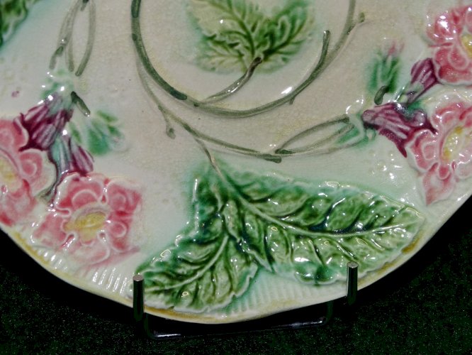 -BELLE ANCIENNE ASSIETTE BARBOTINE FLEURS ROSES & FEUILLES  COLLECTION déco    D