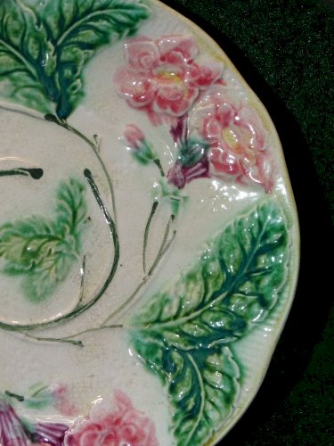 -BELLE ANCIENNE ASSIETTE BARBOTINE FLEURS ROSES & FEUILLES  COLLECTION déco    D