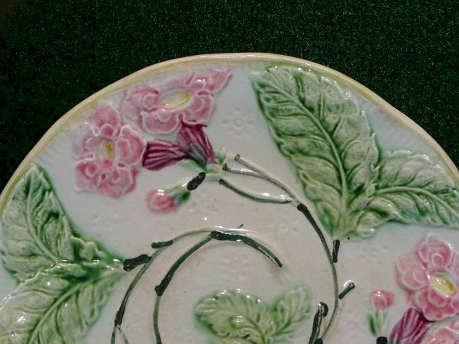 -BELLE ANCIENNE ASSIETTE BARBOTINE FLEURS ROSES & FEUILLES  COLLECTION déco    D