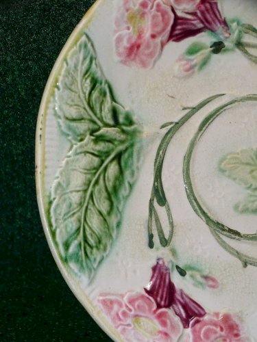 -BELLE ANCIENNE ASSIETTE BARBOTINE FLEURS ROSES & FEUILLES  COLLECTION déco    D