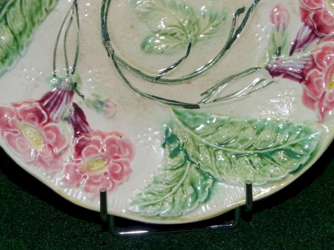 -BELLE ANCIENNE ASSIETTE BARBOTINE FLEURS ROSES & FEUILLES  COLLECTION déco    D