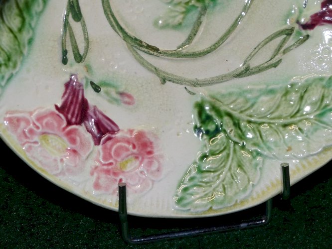-BELLE ANCIENNE ASSIETTE BARBOTINE FLEURS ROSES & FEUILLES  COLLECTION déco    D