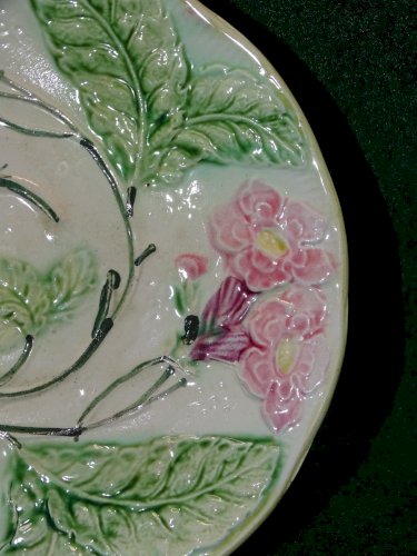 -BELLE ANCIENNE ASSIETTE BARBOTINE FLEURS ROSES & FEUILLES  COLLECTION déco    D