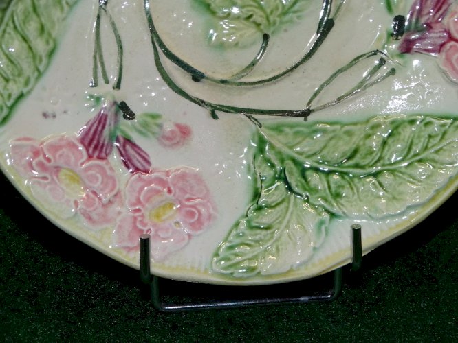 -BELLE ANCIENNE ASSIETTE BARBOTINE FLEURS ROSES & FEUILLES  COLLECTION déco    D