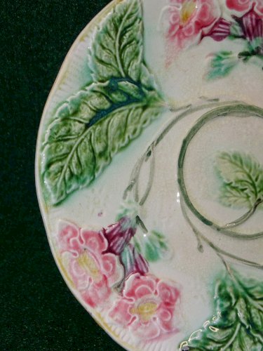 -BELLE ANCIENNE ASSIETTE BARBOTINE FLEURS ROSES & FEUILLES  COLLECTION déco    D