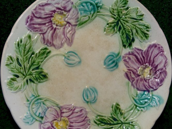 -BELLE ANCIENNE ASSIETTE BARBOTINE  GROSSES FLEURS MAUVES COLLECTION déco    D