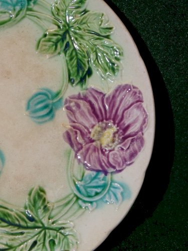 -BELLE ANCIENNE ASSIETTE BARBOTINE  GROSSES FLEURS MAUVES COLLECTION déco    D