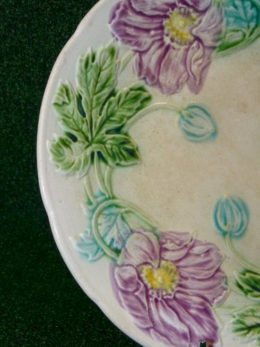 -BELLE ANCIENNE ASSIETTE BARBOTINE  GROSSES FLEURS MAUVES COLLECTION déco    D