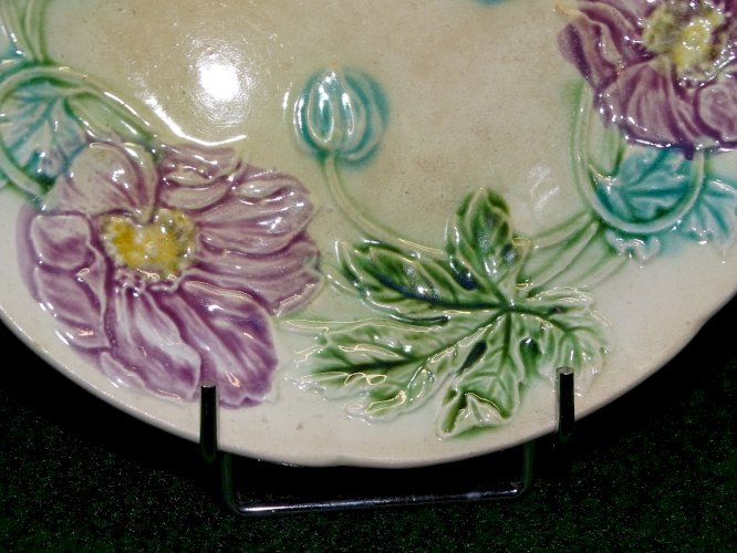 -BELLE ANCIENNE ASSIETTE BARBOTINE  GROSSES FLEURS MAUVES COLLECTION déco    D