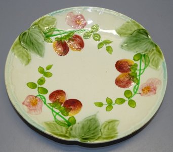 - BEAUTIFUL OLD BARBOTINE PLATE HB & Cie CHOISY LE ROI STRAWBERRIES COLLECTION D
