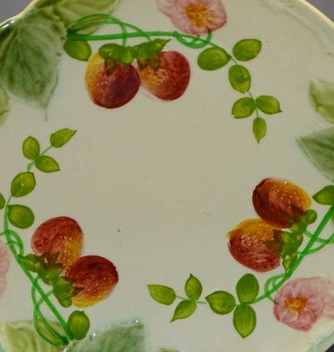 -BELLE ANCIENNE ASSIETTE BARBOTINE HB & Cie CHOISY LE ROI FRAISES COLLECTION   D