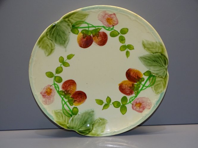 -BELLE ANCIENNE ASSIETTE BARBOTINE HB & Cie CHOISY LE ROI FRAISES COLLECTION   D