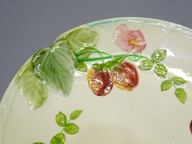 -BELLE ANCIENNE ASSIETTE BARBOTINE HB & Cie CHOISY LE ROI FRAISES COLLECTION   D