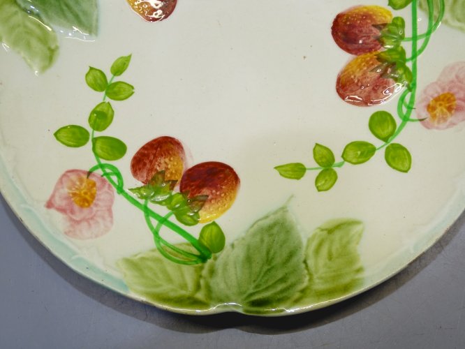 -BELLE ANCIENNE ASSIETTE BARBOTINE HB & Cie CHOISY LE ROI FRAISES COLLECTION   D