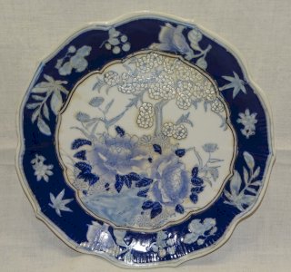 BEAUTIFUL OLD DECORATIVE PLATE made in CHINA NON-FOOD DECORATIVE
