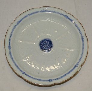 -BELLE ANCIENNE ASSIETTE PORCELAINE JAPON XVIIIe MEDAILLON CENTRAL BLEU
