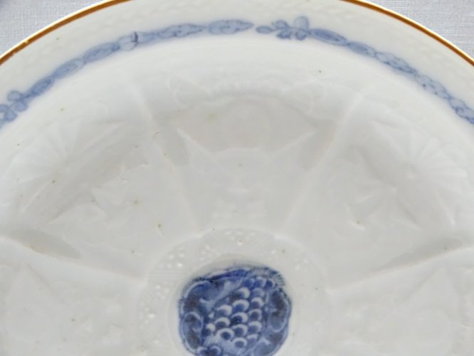 -BELLE ANCIENNE ASSIETTE PORCELAINE JAPON XVIIIe MEDAILLON CENTRAL BLEU
