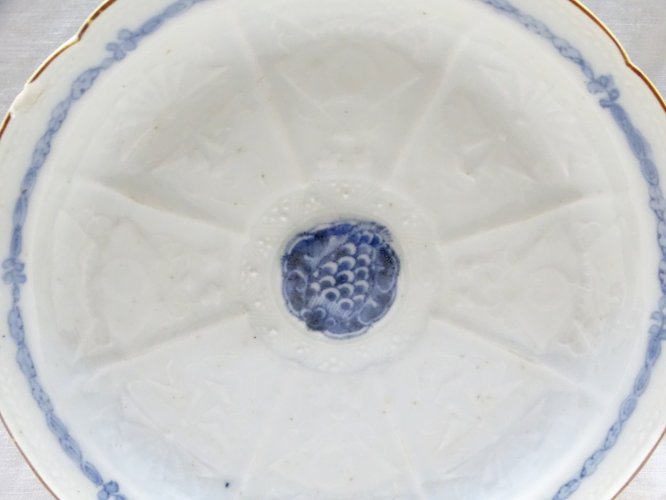-BELLE ANCIENNE ASSIETTE PORCELAINE JAPON XVIIIe MEDAILLON CENTRAL BLEU