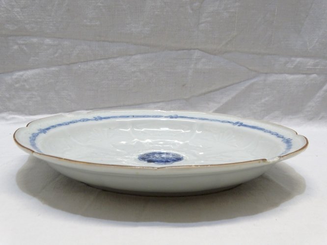 -BELLE ANCIENNE ASSIETTE PORCELAINE JAPON XVIIIe MEDAILLON CENTRAL BLEU