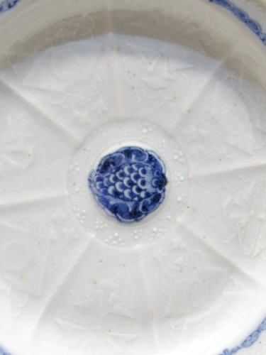 -BELLE ANCIENNE ASSIETTE PORCELAINE JAPON XVIIIe MEDAILLON CENTRAL BLEU