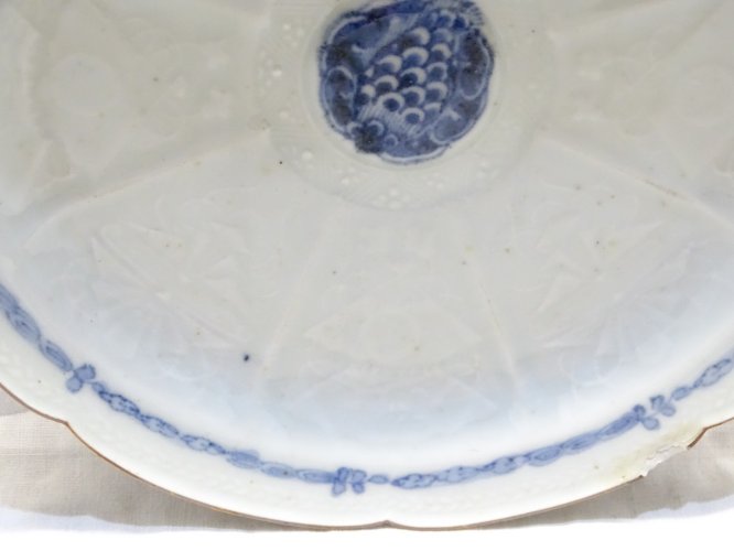 -BELLE ANCIENNE ASSIETTE PORCELAINE JAPON XVIIIe MEDAILLON CENTRAL BLEU