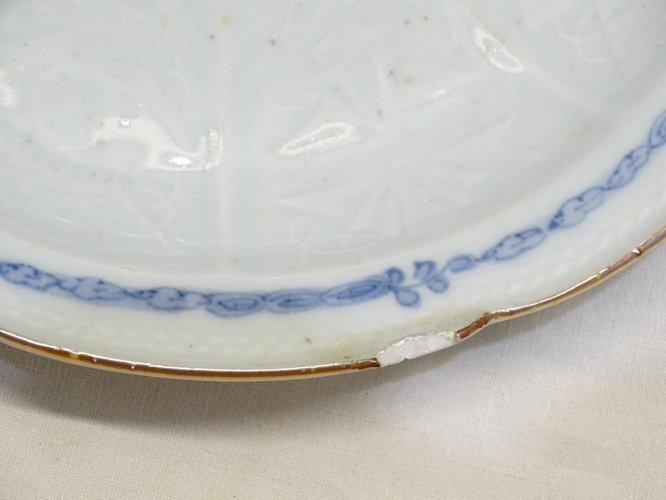 -BELLE ANCIENNE ASSIETTE PORCELAINE JAPON XVIIIe MEDAILLON CENTRAL BLEU