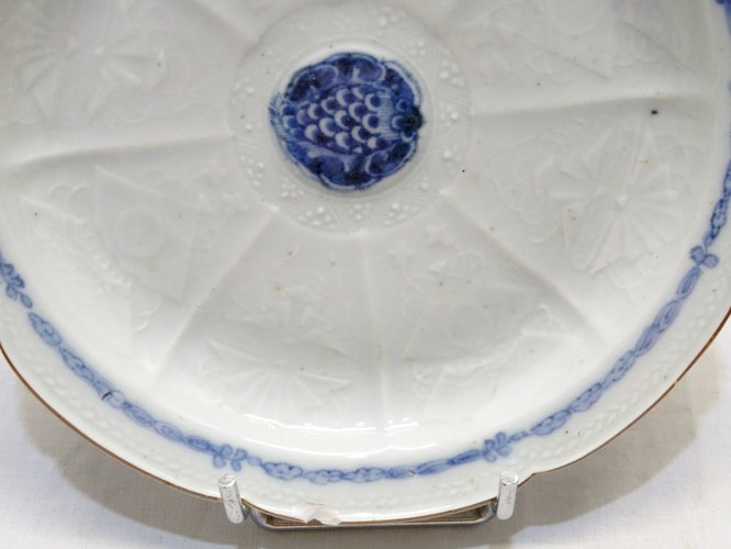 -BELLE ANCIENNE ASSIETTE PORCELAINE JAPON XVIIIe MEDAILLON CENTRAL BLEU