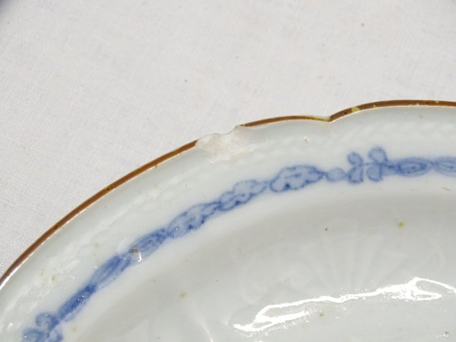 -BELLE ANCIENNE ASSIETTE PORCELAINE JAPON XVIIIe MEDAILLON CENTRAL BLEU