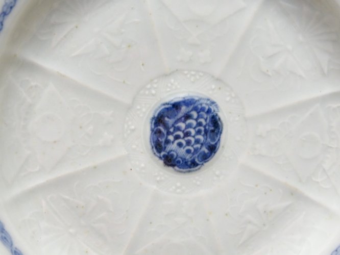 -BELLE ANCIENNE ASSIETTE PORCELAINE JAPON XVIIIe MEDAILLON CENTRAL BLEU