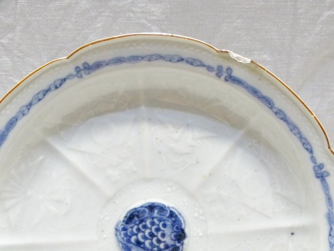 -BELLE ANCIENNE ASSIETTE PORCELAINE JAPON XVIIIe MEDAILLON CENTRAL BLEU