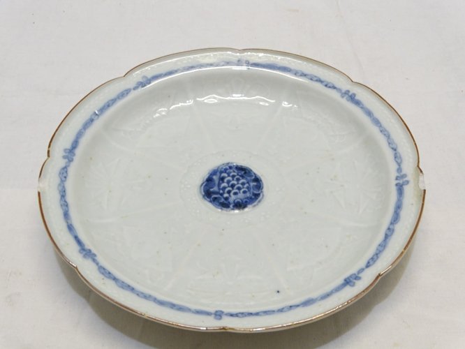 -BELLE ANCIENNE ASSIETTE PORCELAINE JAPON XVIIIe MEDAILLON CENTRAL BLEU