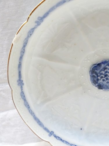 -BELLE ANCIENNE ASSIETTE PORCELAINE JAPON XVIIIe MEDAILLON CENTRAL BLEU