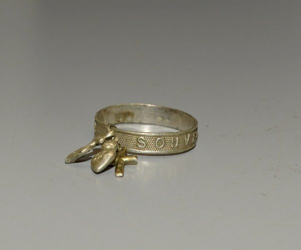 -BELLE ANCIENNE BAGUE SOUVENIR AVEC 3 BRELOQUES ARGENT Poinçon SANGLIER   D