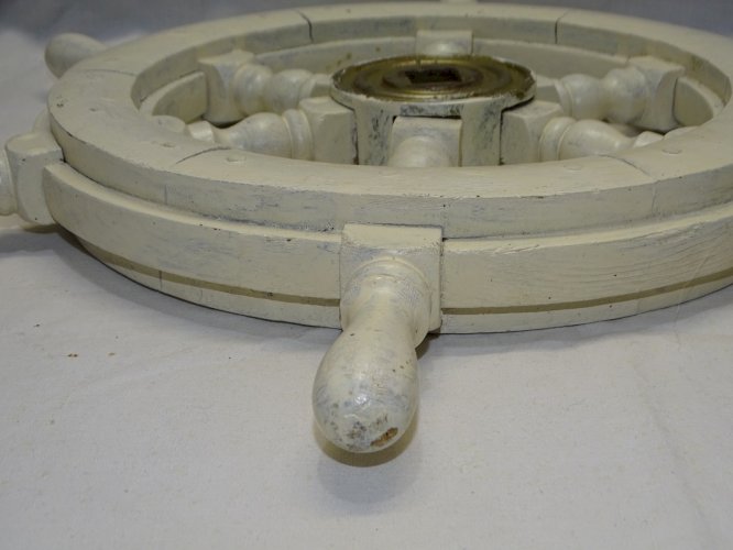 -BELLE ANCIENNE BARRE ROUE DE BATEAU BOIS PEINT BLANC CENTRE LAITON déco   D