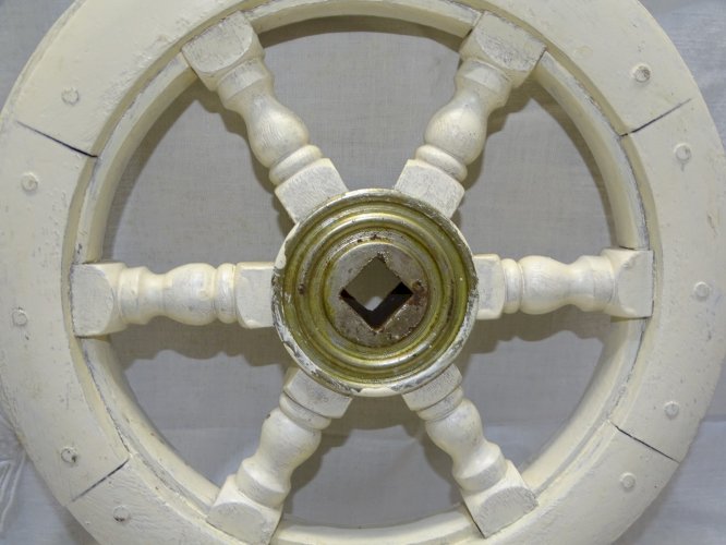 -BELLE ANCIENNE BARRE ROUE DE BATEAU BOIS PEINT BLANC CENTRE LAITON déco   D