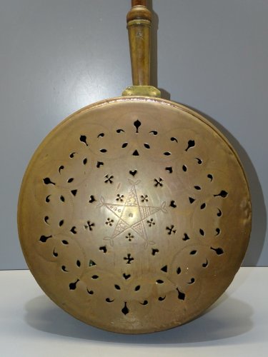 -BELLE ANCIENNE BASSINOIRE CUIVRE AVEC MOTIFS dont COEURS COLLECTION DECO  D