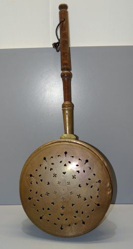 -BELLE ANCIENNE BASSINOIRE CUIVRE AVEC MOTIFS dont COEURS COLLECTION DECO  D