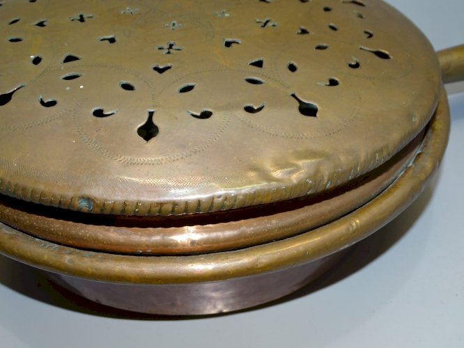 -BELLE ANCIENNE BASSINOIRE CUIVRE AVEC MOTIFS dont COEURS COLLECTION DECO  D