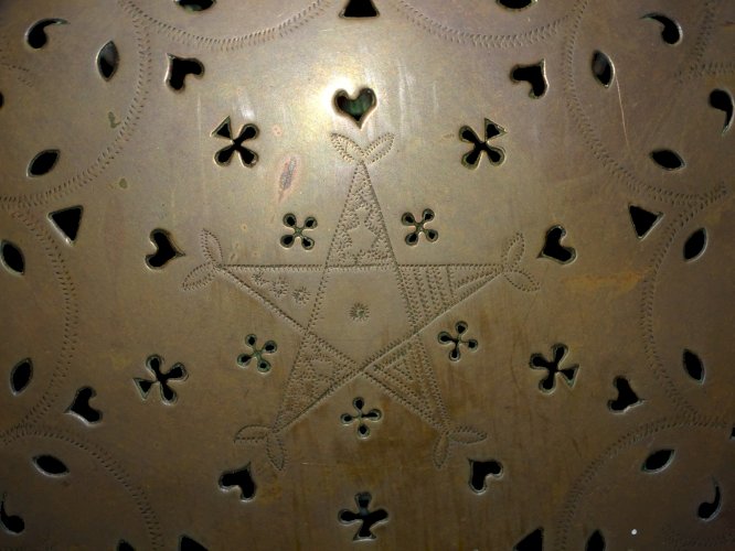 -BELLE ANCIENNE BASSINOIRE CUIVRE AVEC MOTIFS dont COEURS COLLECTION DECO  D