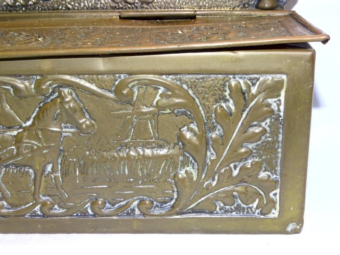 -BELLE ANCIENNE BOITE A COUVERTS XIXe LAITON REPOUSSE SUR BOIS COLLECTION    D